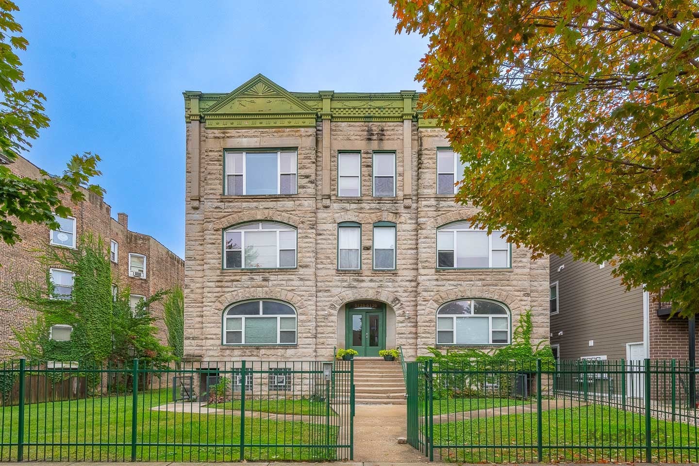 6126 S University Avenue 1