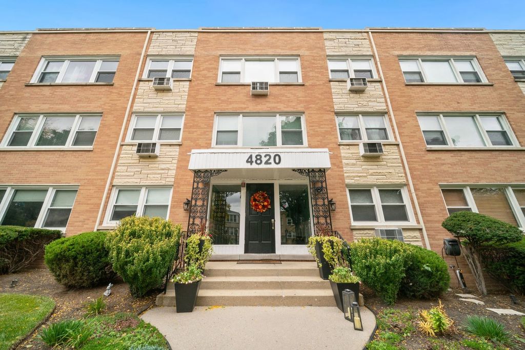 Photo for 4820 Conrad Street #101, Skokie, IL 60077 (MLS # 12500712)