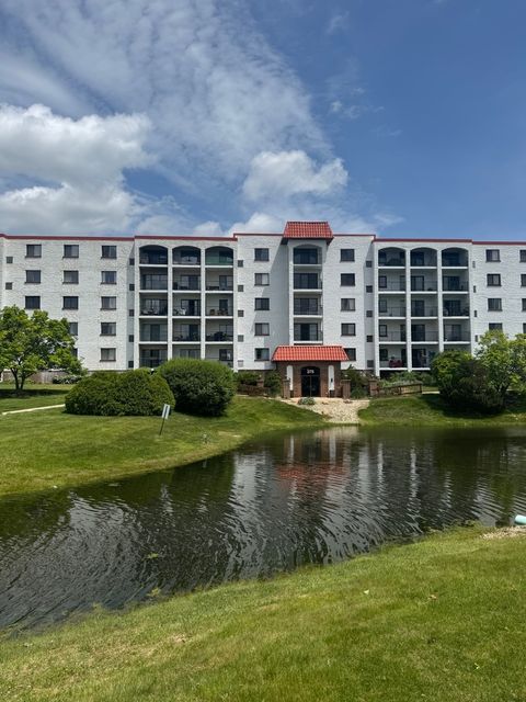 Photo of 375 Plum Creek Drive #402, Wheeling, IL 60090 (MLS # 12655935)