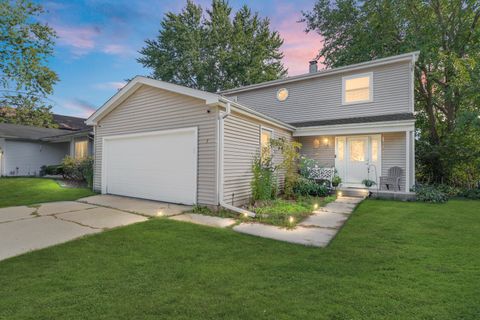 Photo of 7 Woodmar Court, Streamwood, IL 60107 (MLS # 12475327)