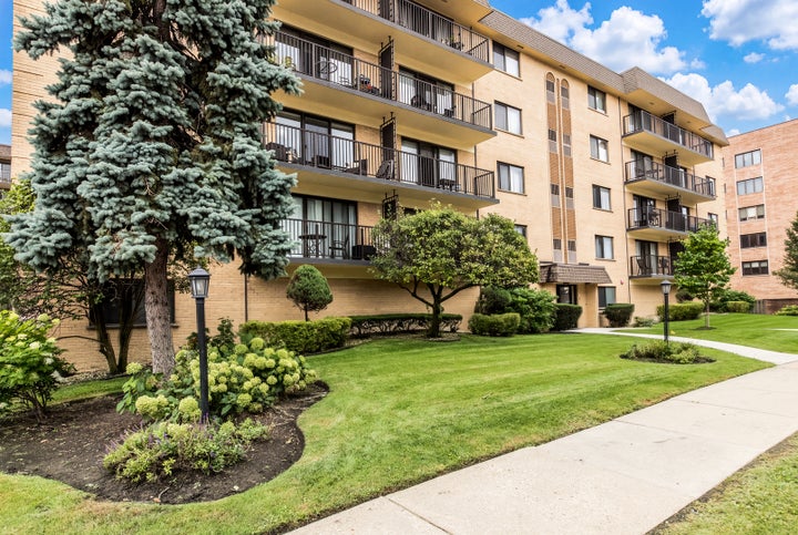 Photo 1 of 19 — 1441 E Thacker Street 304, Des Plaines, IL 60016