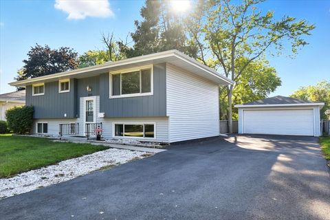 Tiny photo for 830 Russell Avenue, Winthrop Harbor, IL 60096 (MLS # 12475121)