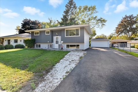 Photo of 830 Russell Avenue, Winthrop Harbor, IL 60096 (MLS # 12475121)