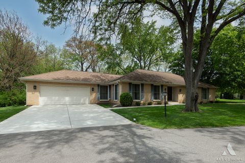 Photo of 2 DOGWOOD Road, Rolling Meadows, IL 60008 (MLS # 12647516)
