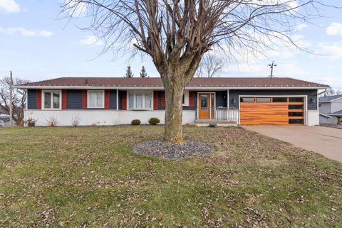 Photo of 3719 N Thornwood Avenue, Davenport, IA 52806 (MLS # 100000334)