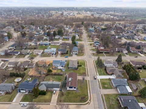 Tiny photo for 3719 N Thornwood Avenue, Davenport, IA 52806 (MLS # 100000334)