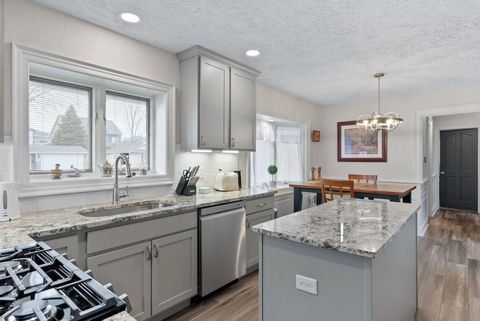 Tiny photo for 3719 N Thornwood Avenue, Davenport, IA 52806 (MLS # 100000334)