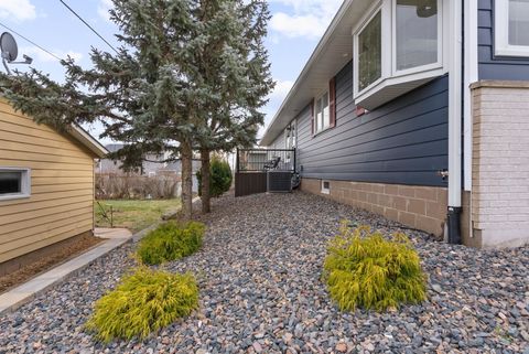 Tiny photo for 3719 N Thornwood Avenue, Davenport, IA 52806 (MLS # 100000334)