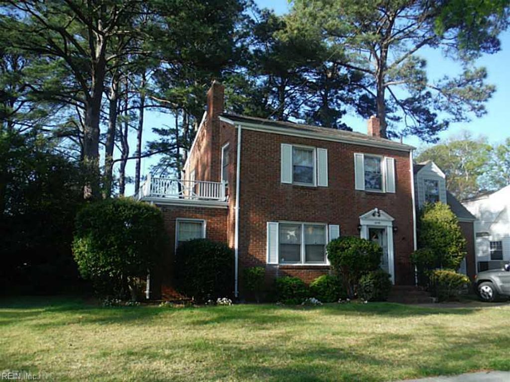 Photo of 1040 S Lexan Crescent, Norfolk, VA 23508 (MLS # 10627342)