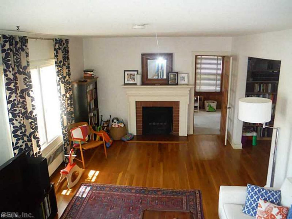 Photo of 1040 S Lexan Crescent, Norfolk, VA 23508 (MLS # 10627342)