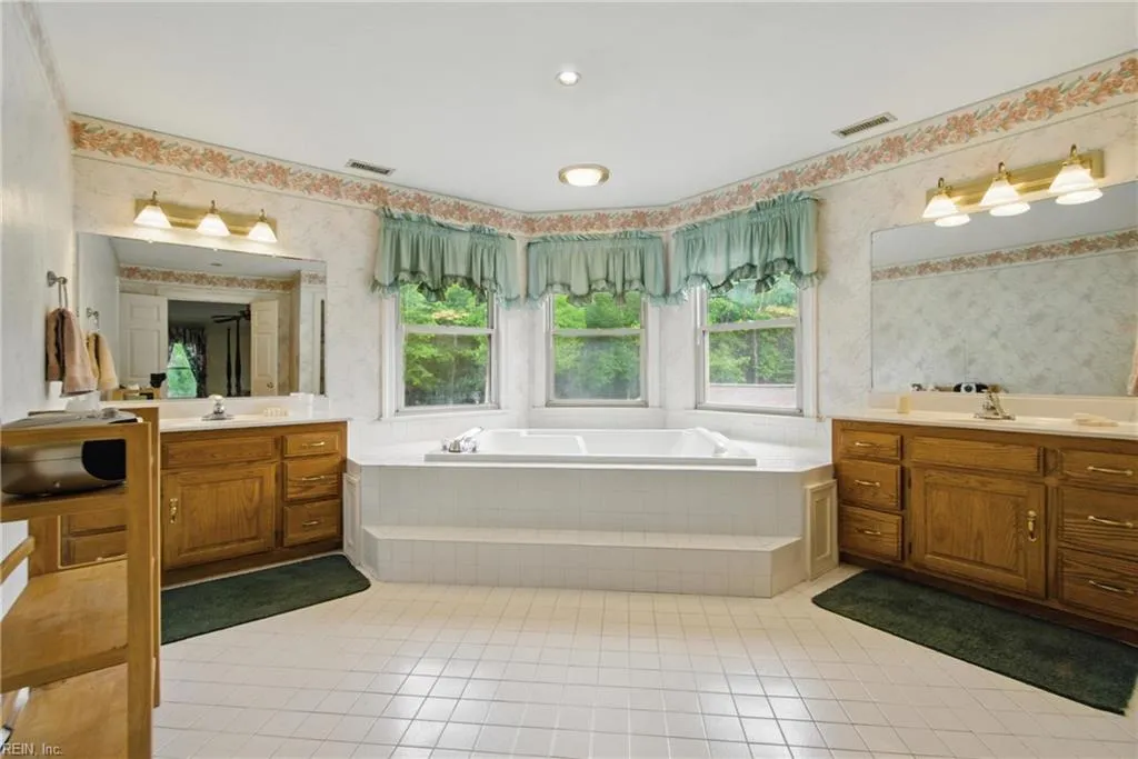 Chesapeake, Virginia 23321, United States, 4 Bedrooms Bedrooms, ,4 BathroomsBathrooms,Residential,Pending,118139