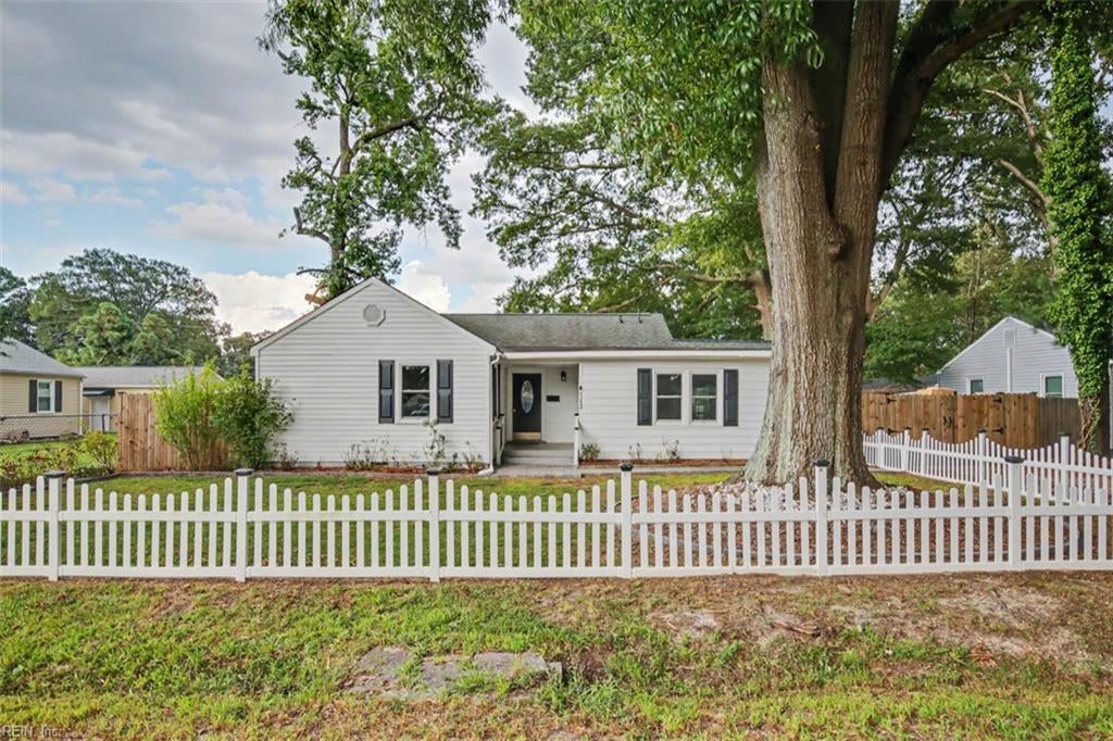 Photo of 712 Paul Street, Newport News, VA 23605 (MLS # 10651737)