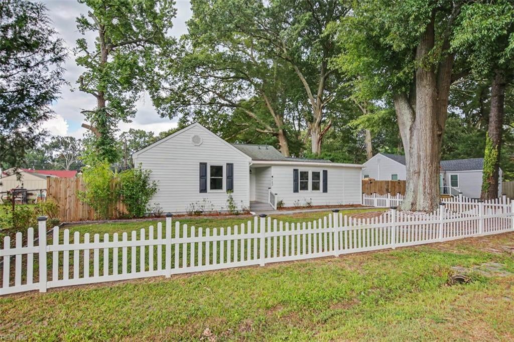 Photo of 712 Paul Street, Newport News, VA 23605 (MLS # 10651737)
