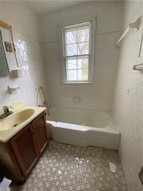 Hampton, Virginia 23669, United States, 2 Bedrooms Bedrooms, ,1 BathroomBathrooms,Residential,Active,28933