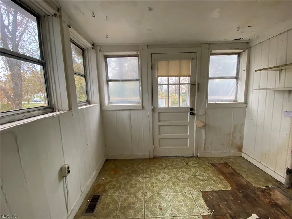 Hampton, Virginia 23669, United States, 2 Bedrooms Bedrooms, ,1 BathroomBathrooms,Residential,Active,28933