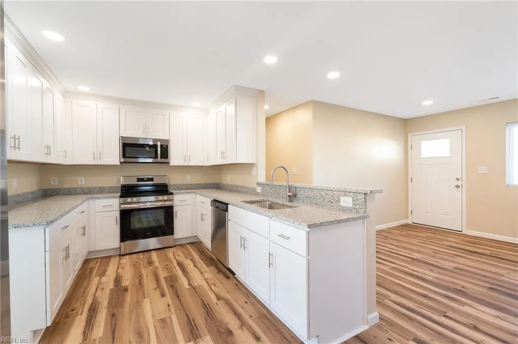 Virginia Beach, Virginia 23452, United States, 4 Bedrooms Bedrooms, ,2 BathroomsBathrooms,Residential,Pending,22658