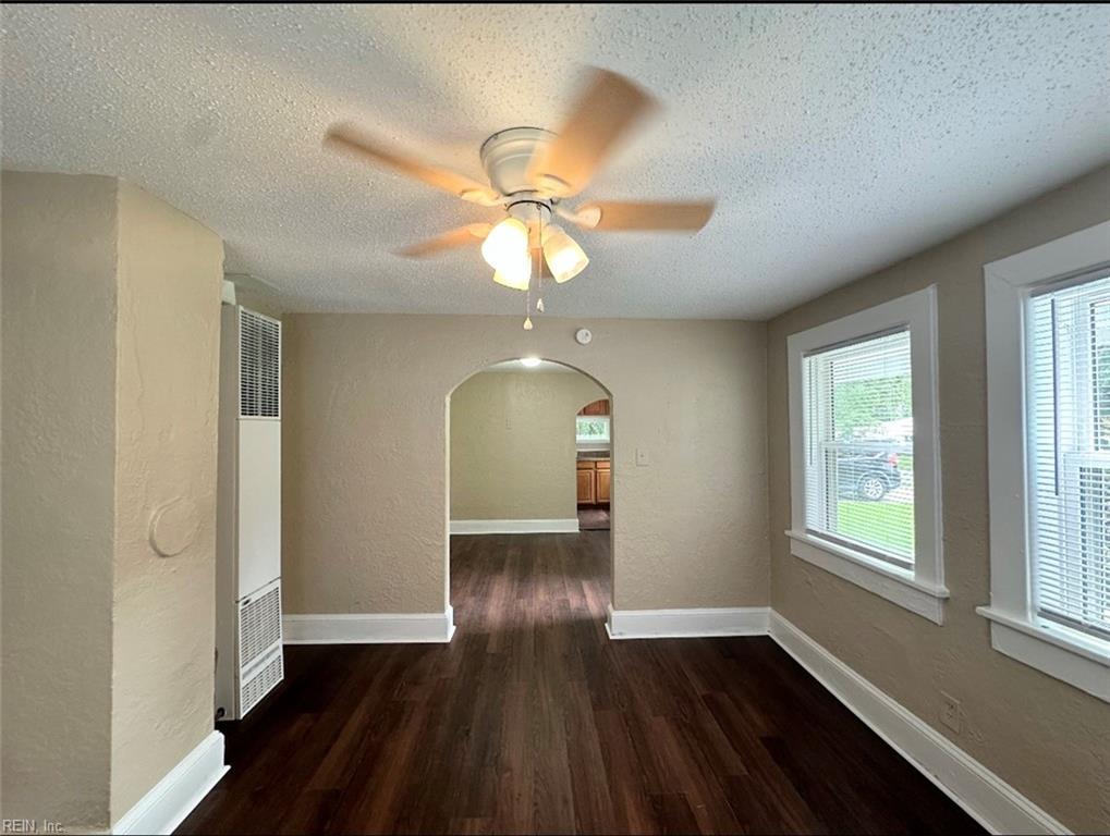 Photo of 1812 Parkview Avenue, Norfolk, VA 23503 (MLS # 10647121)