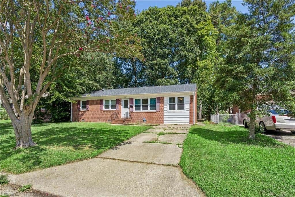 Photo of 28 Colony Road, Newport News, VA 23602 (MLS # 10650102)
