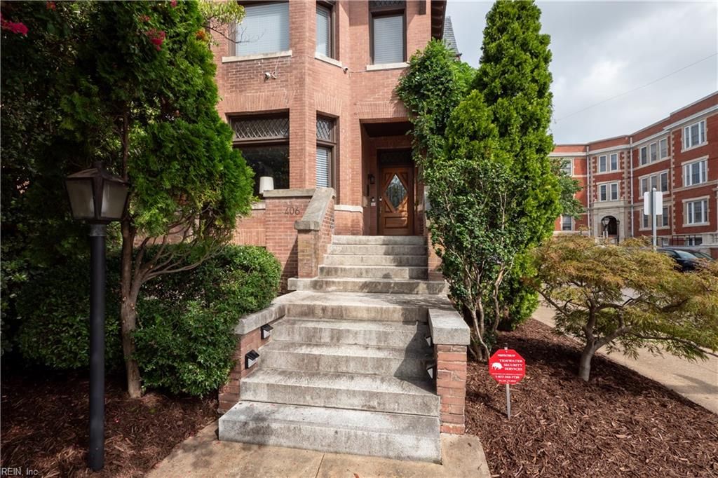 Photo of 406 Mowbray Arch, Norfolk, VA 23507 (MLS # 10600436)