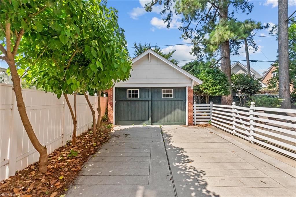 1046 Jamestown CRES
