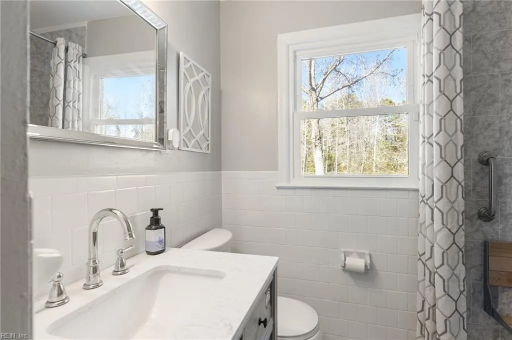 Portsmouth, Virginia 23701, United States, 4 Bedrooms Bedrooms, ,3 BathroomsBathrooms,Residential,Pending,99922