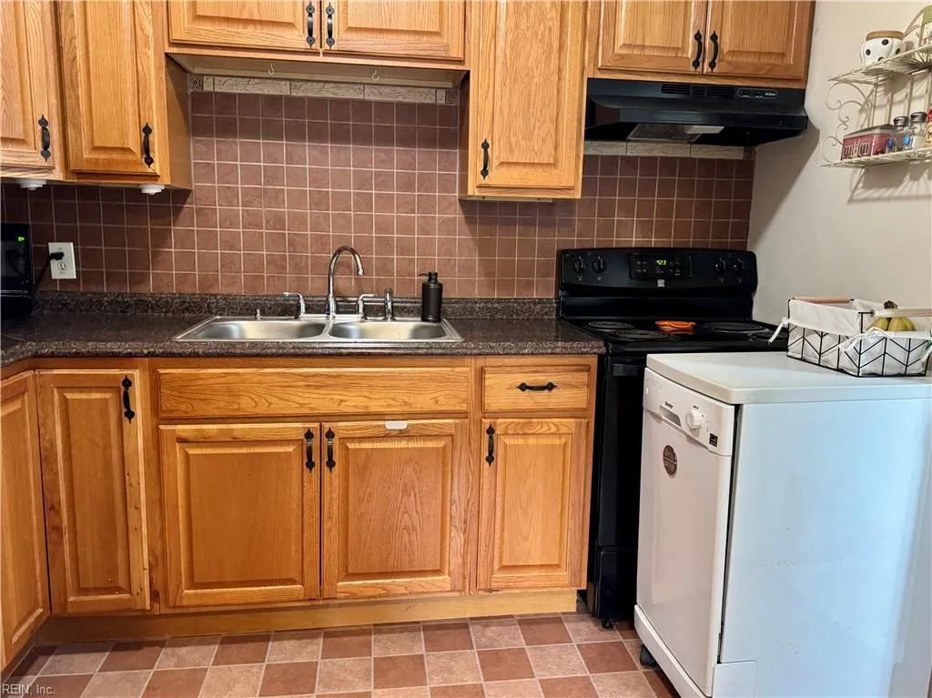 Norfolk, Virginia 23505, United States, 3 Bedrooms Bedrooms, ,1 BathroomBathrooms,Residential,Active,160471