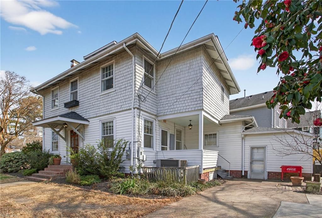 Photo of 1049 Jamestown Crescent, Norfolk, VA 23508 (MLS # 10623844)