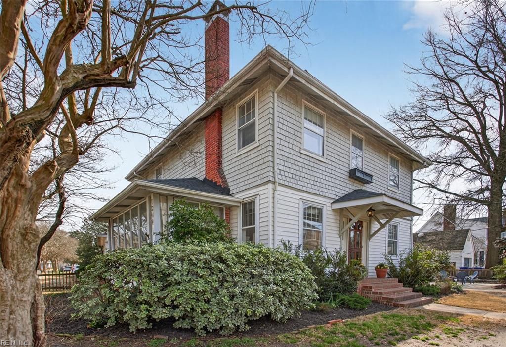 Photo of 1049 Jamestown Crescent, Norfolk, VA 23508 (MLS # 10623844)