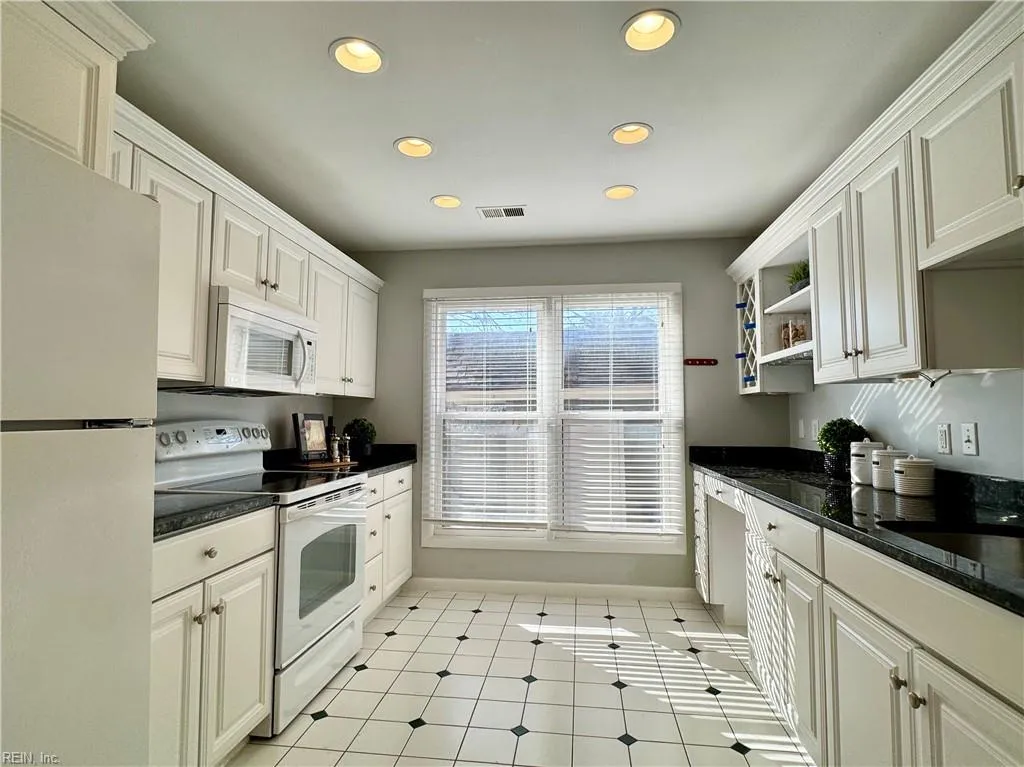 Norfolk, Virginia 23517, United States, 3 Bedrooms Bedrooms, ,4 BathroomsBathrooms,Residential,Pending,21110