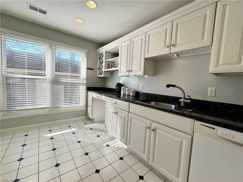 Norfolk, Virginia 23517, United States, 3 Bedrooms Bedrooms, ,4 BathroomsBathrooms,Residential,Pending,21110