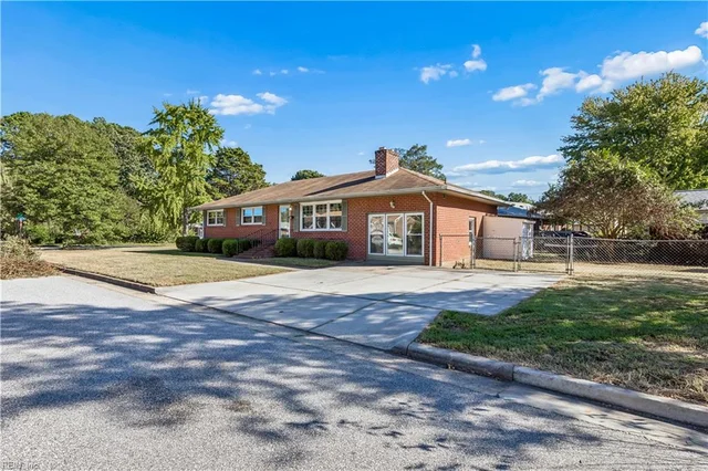 819 Sharpley Avenue, photo 3 of 33