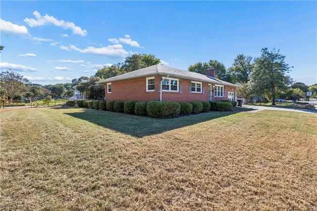 819 Sharpley Avenue, photo 4 of 33