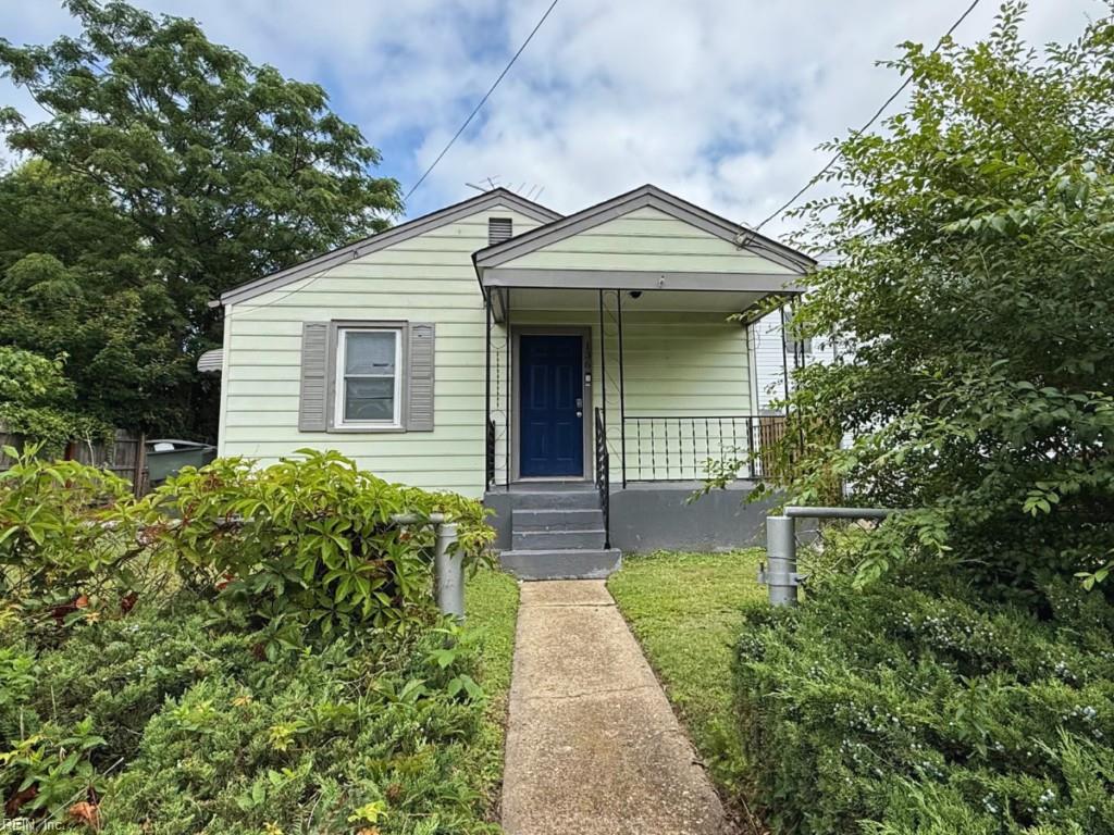 Photo of 136 Mapleshade Avenue, Norfolk, VA 23505 (MLS # 10648090)