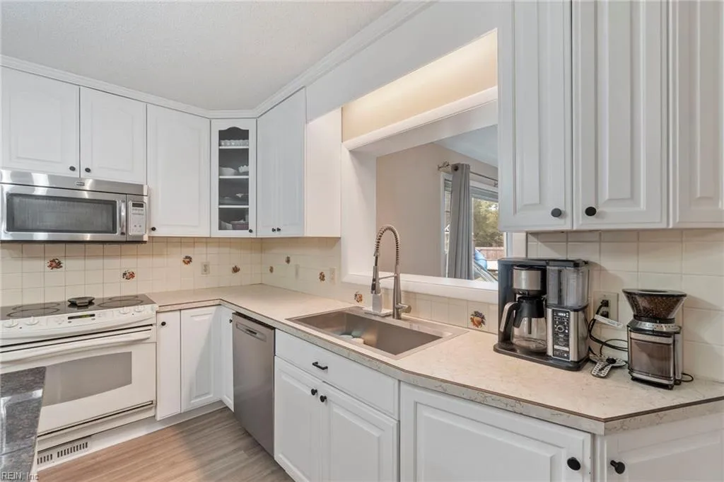 Virginia Beach, Virginia 23464, United States, 4 Bedrooms Bedrooms, ,2 BathroomsBathrooms,Residential,Pending,210784