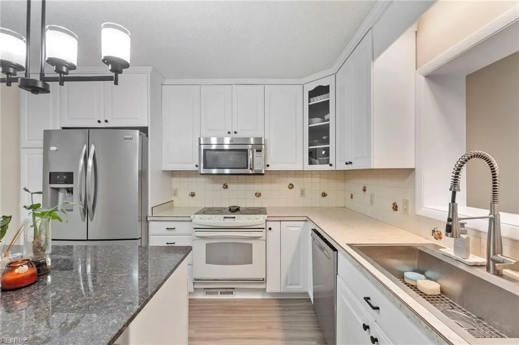 Virginia Beach, Virginia 23464, United States, 4 Bedrooms Bedrooms, ,2 BathroomsBathrooms,Residential,Pending,210784