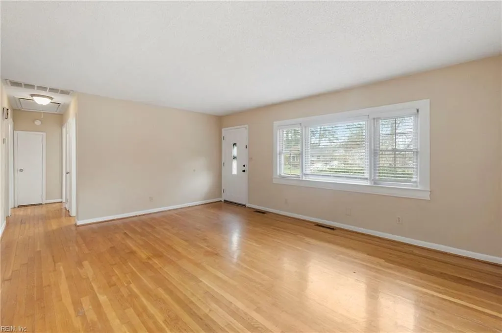 Virginia Beach, Virginia 23464, United States, 4 Bedrooms Bedrooms, ,2 BathroomsBathrooms,Residential,Pending,210784