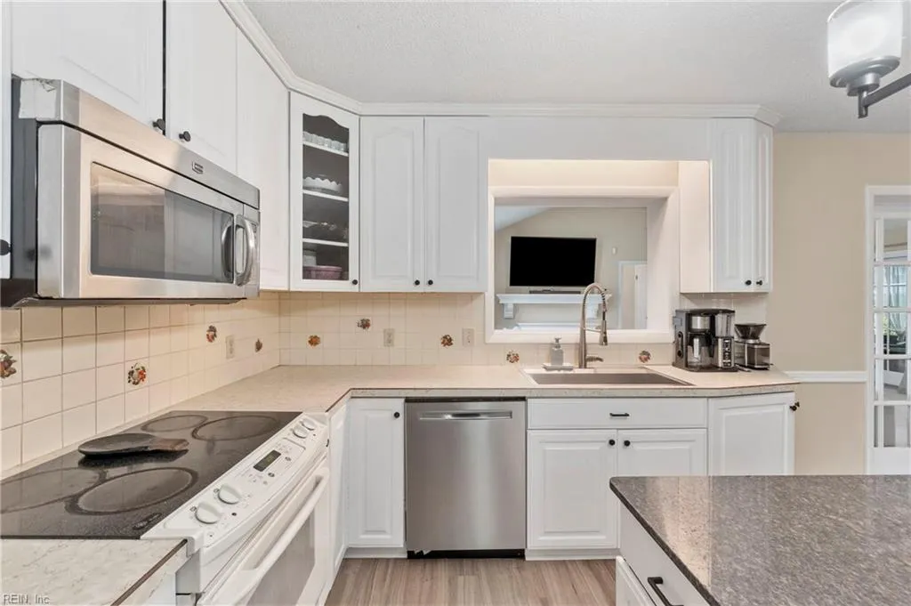 Virginia Beach, Virginia 23464, United States, 4 Bedrooms Bedrooms, ,2 BathroomsBathrooms,Residential,Pending,210784