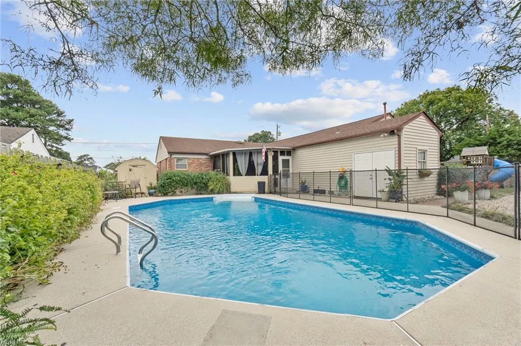 Virginia Beach, Virginia 23464, United States, 4 Bedrooms Bedrooms, ,2 BathroomsBathrooms,Residential,Pending,210784