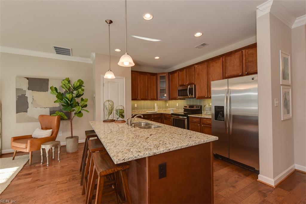 2210 Nob Hill LN