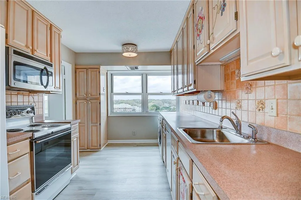 Virginia Beach, Virginia 23451, United States, 3 Bedrooms Bedrooms, ,3 BathroomsBathrooms,Residential,Pending,32502