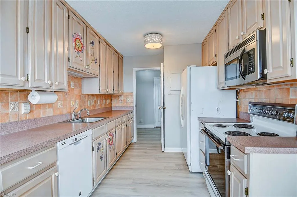 Virginia Beach, Virginia 23451, United States, 3 Bedrooms Bedrooms, ,3 BathroomsBathrooms,Residential,Pending,32502