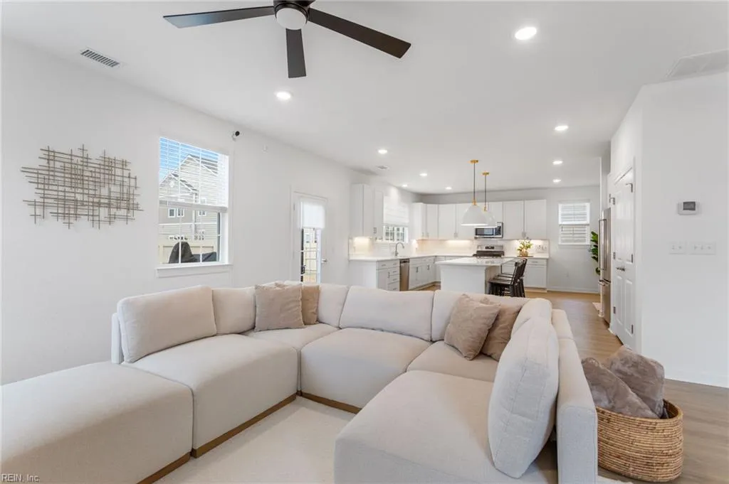 Chesapeake, Virginia 23322, United States, 4 Bedrooms Bedrooms, ,3 BathroomsBathrooms,Residential,Pending,120653