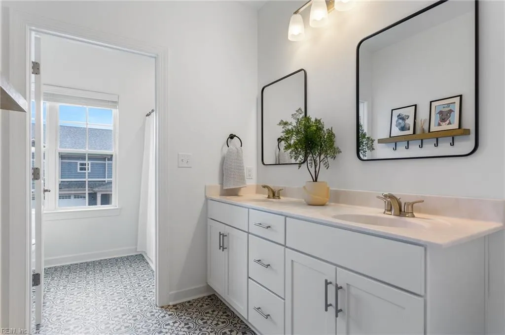 Chesapeake, Virginia 23322, United States, 4 Bedrooms Bedrooms, ,3 BathroomsBathrooms,Residential,Pending,120653