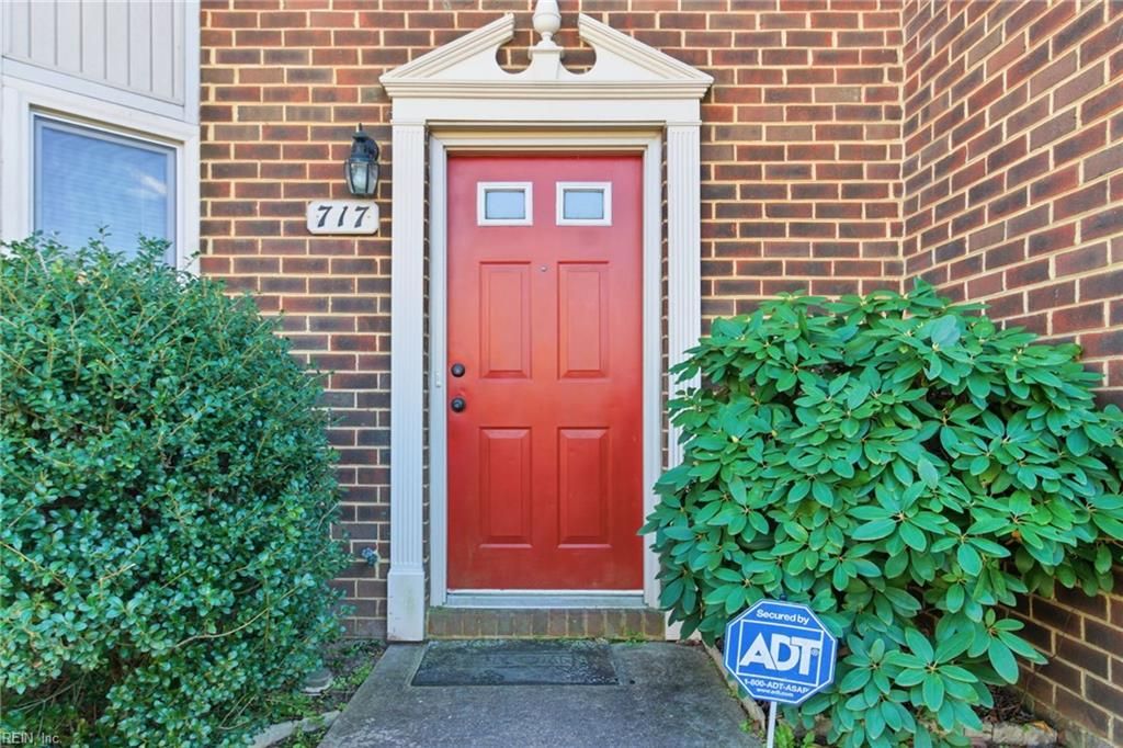 Photo of 717 Creekside Crescent, Chesapeake, VA 23320 (MLS # 10613153)