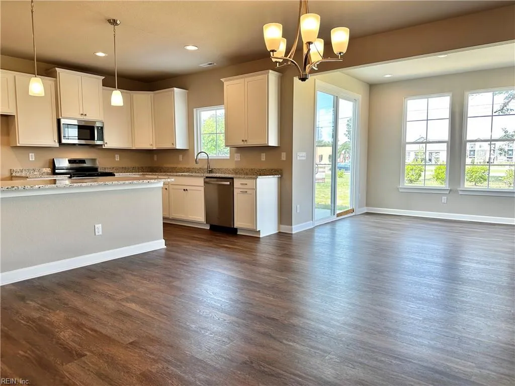 Suffolk, Virginia 23434, United States, 5 Bedrooms Bedrooms, ,3 BathroomsBathrooms,Residential,Pending,245715