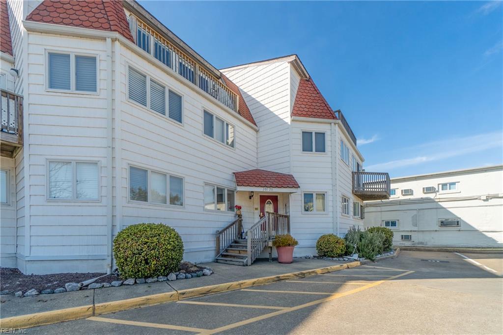 205 Lake DR