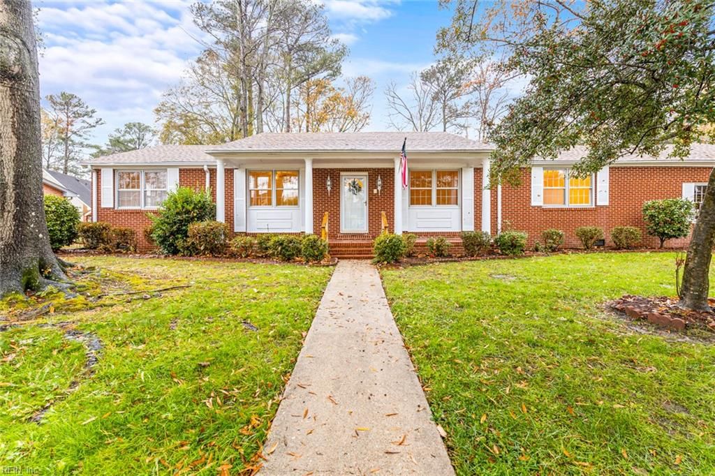 Photo of 276 Bridgeview Circle, Chesapeake, VA 23322 (MLS # 10612672)