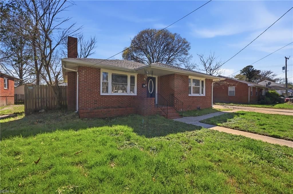 Photo of 2811 Mapleton Avenue, Norfolk, VA 23504 (MLS # 10625907)