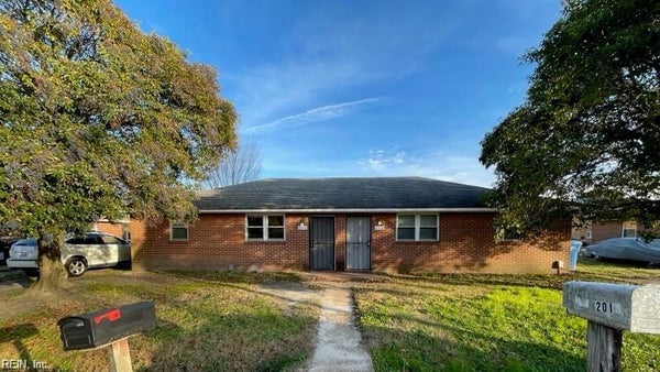 2018 POND LN, CHESAPEAKE, VA 23324 - Image 186c8d7102eedc18375f0b2a0b044f85/4216920943
