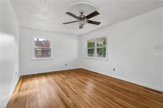 1006 Easterly Avenue, photo 4 of 34